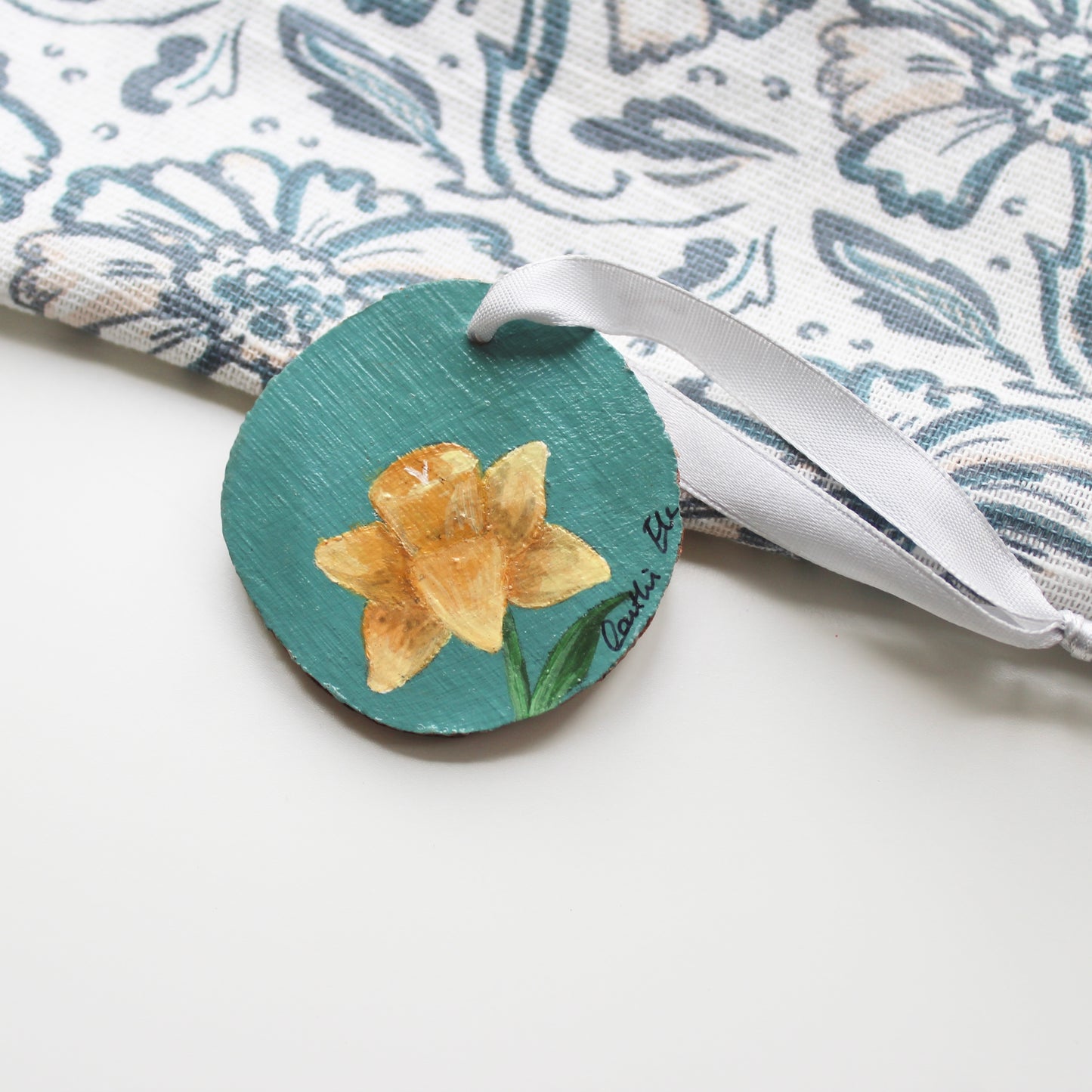 Hand Painted Daffodil Wood Slice with Ribbon. Original Welsh Artwork. Unique gift from Wales. Floral hanging decor, yellow floral woodslice decoration
