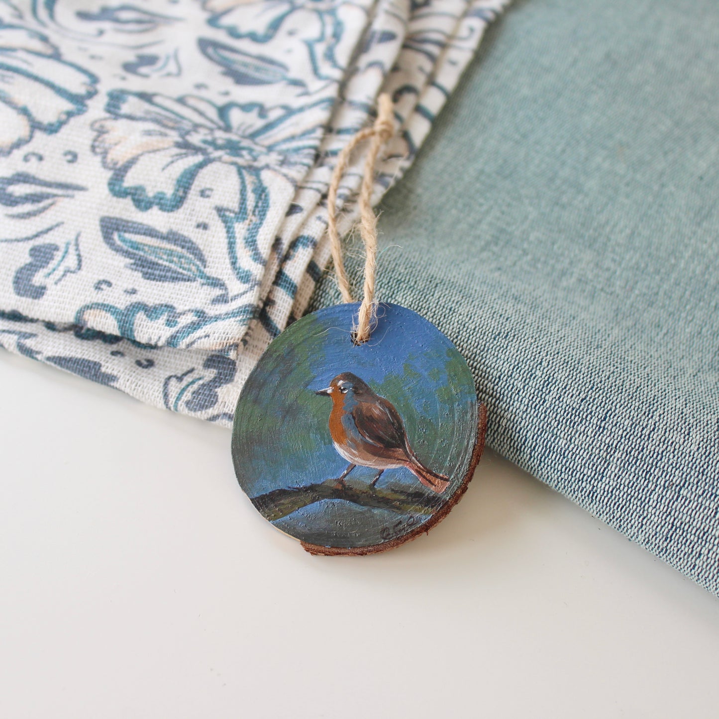 Charming Robin Christmas Ornament - Hand-Painted decoration