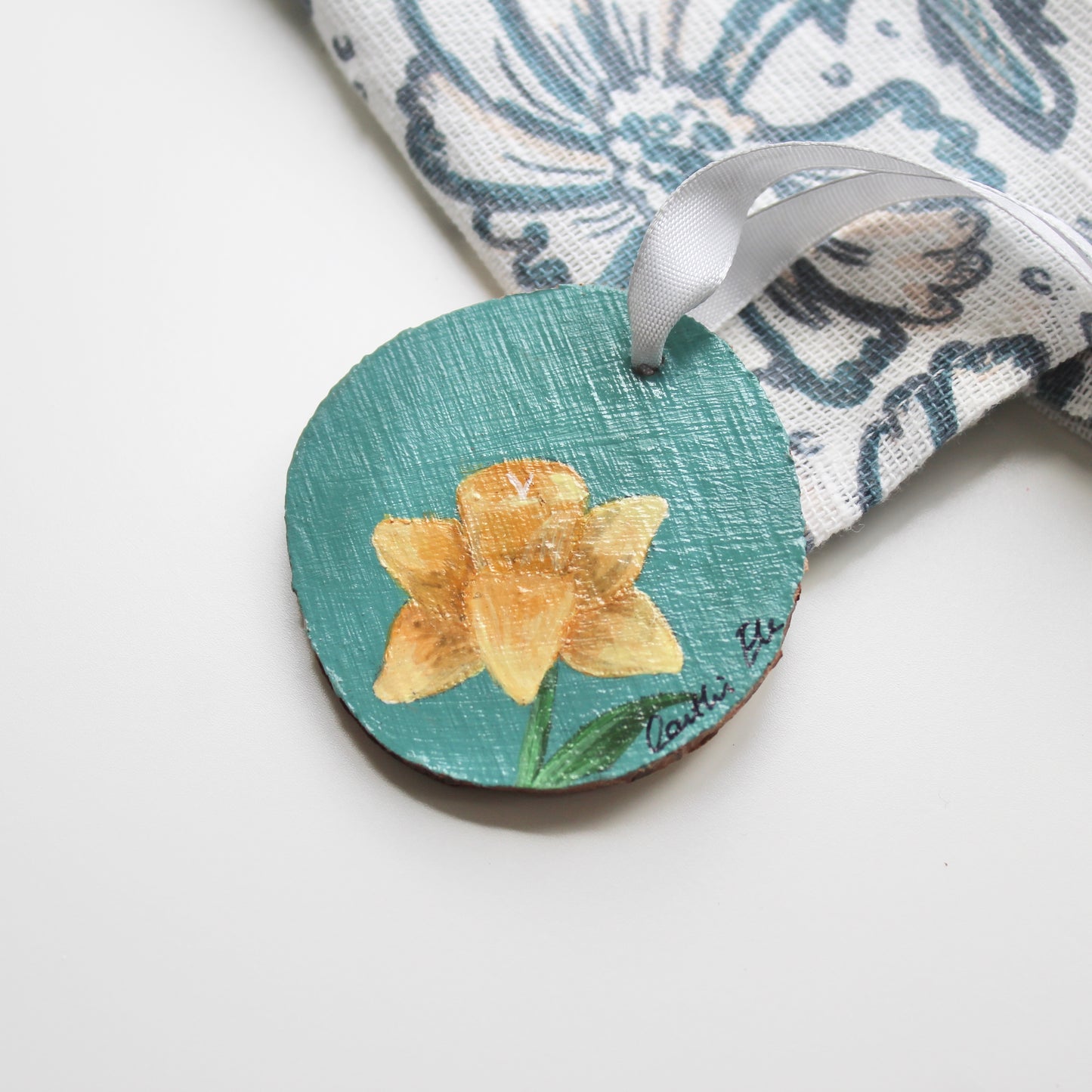 Hand Painted Daffodil Wood Slice with Ribbon. Original Welsh Artwork. Unique gift from Wales. Floral hanging decor, yellow floral woodslice decoration