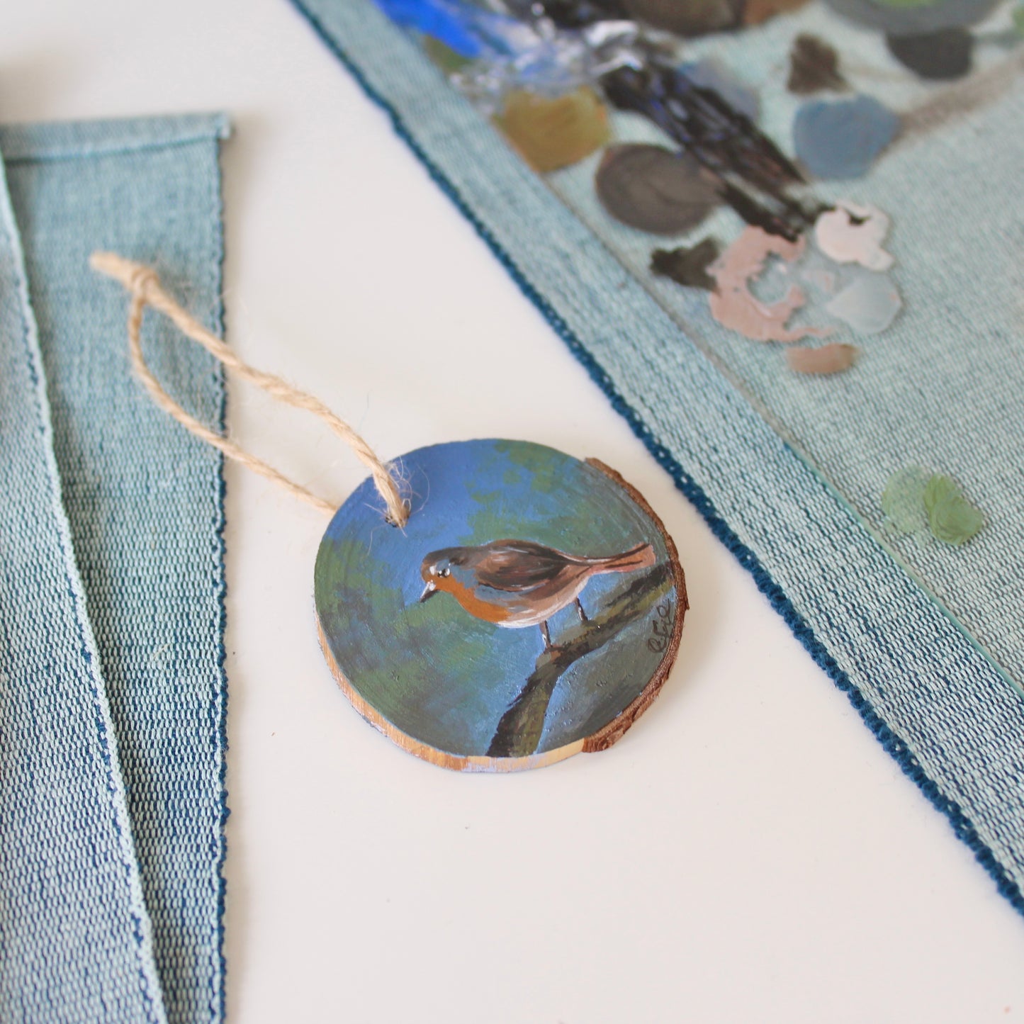 Charming Robin Christmas Ornament - Hand-Painted decoration