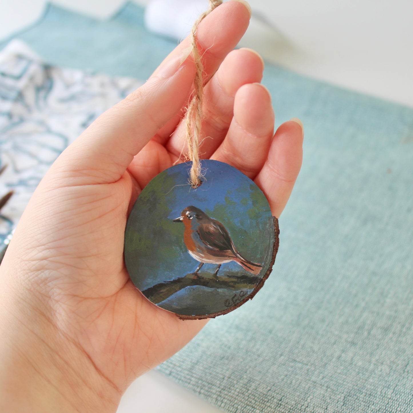 Charming Robin Christmas Ornament - Hand-Painted decoration