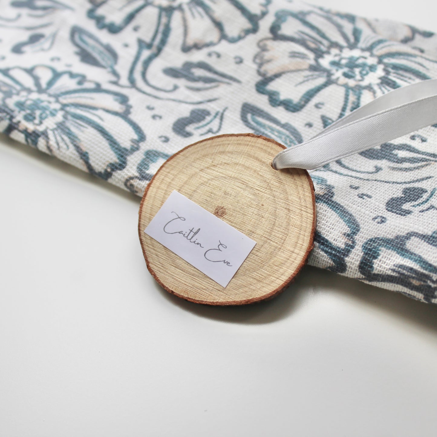 Hand Painted Daffodil Wood Slice with Ribbon. Original Welsh Artwork. Unique gift from Wales. Floral hanging decor, yellow floral woodslice decoration