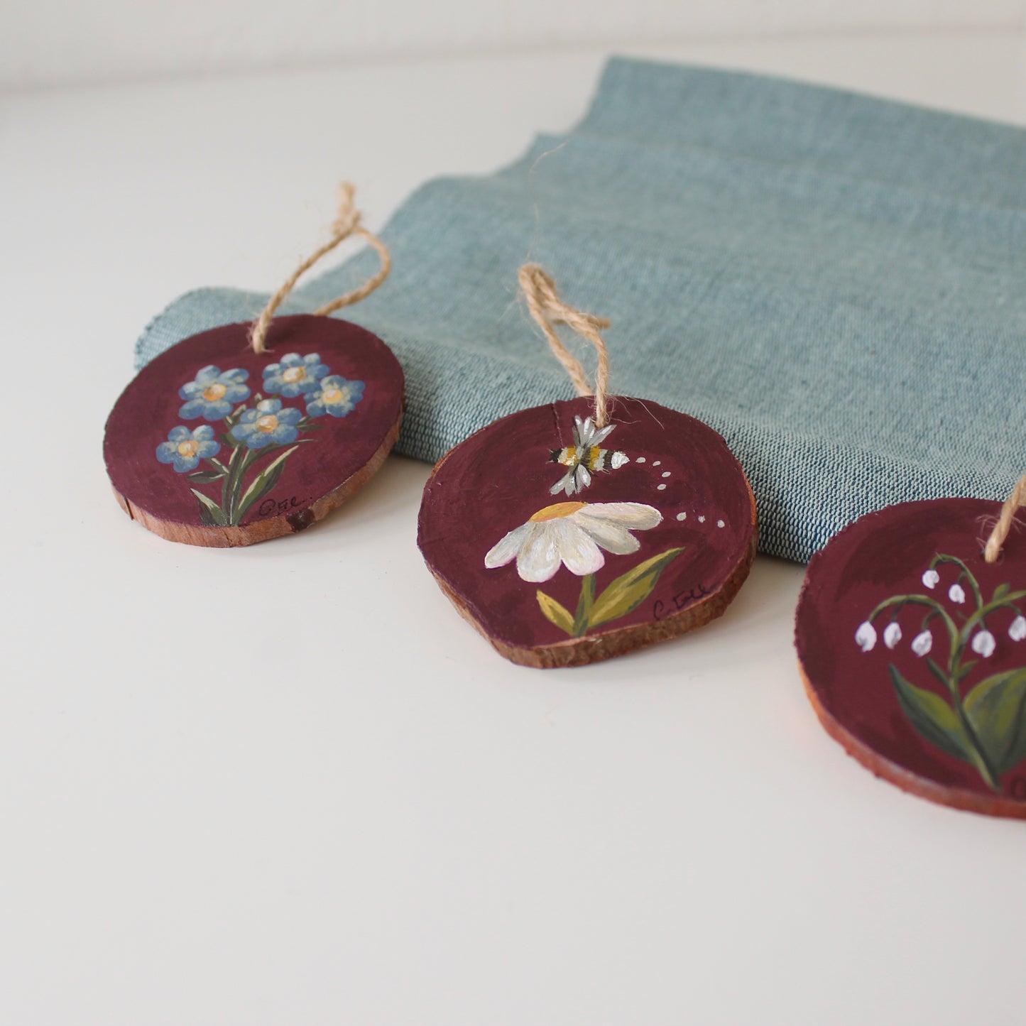 Rustic Wooden Daisy and bumble bee Hanging Decor, a Winter Plum Red Ornament, floral wood slice decoration
