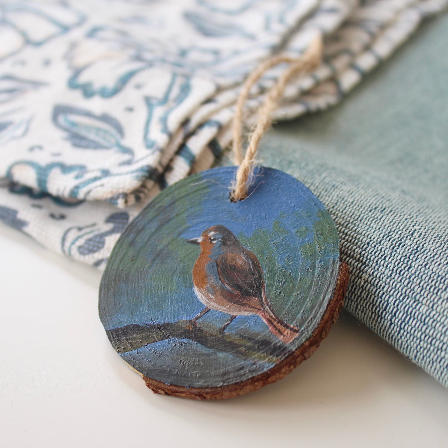 Charming Robin Christmas Ornament - Hand-Painted decoration