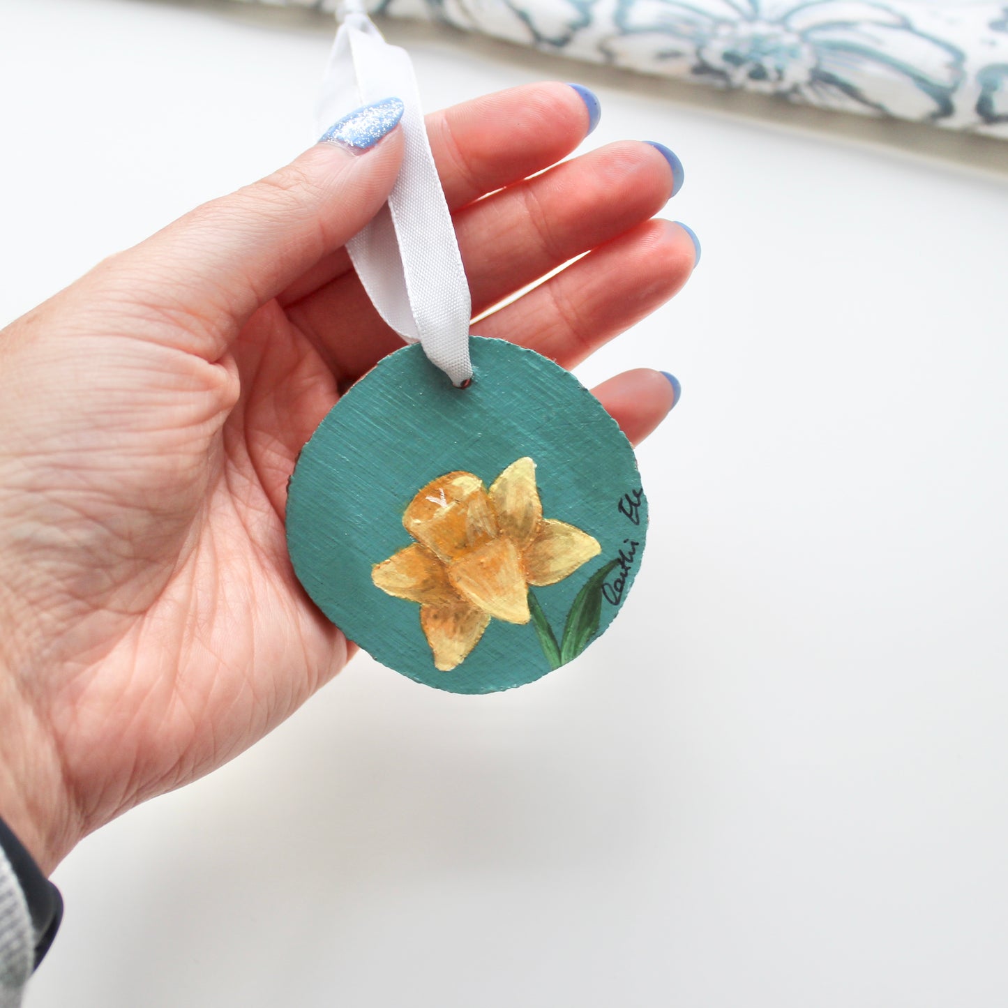 Hand Painted Daffodil Wood Slice with Ribbon. Original Welsh Artwork. Unique gift from Wales. Floral hanging decor, yellow floral woodslice decoration