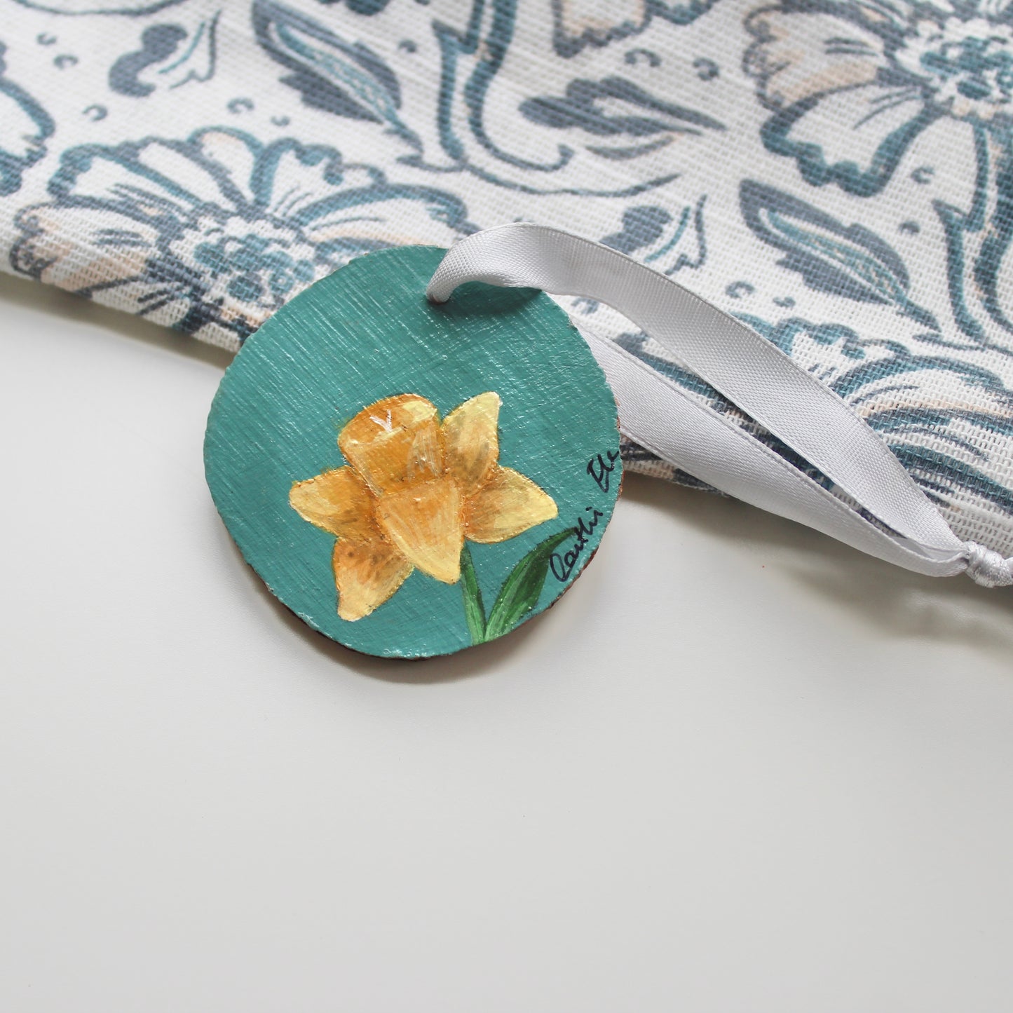 Hand Painted Daffodil Wood Slice with Ribbon. Original Welsh Artwork. Unique gift from Wales. Floral hanging decor, yellow floral woodslice decoration