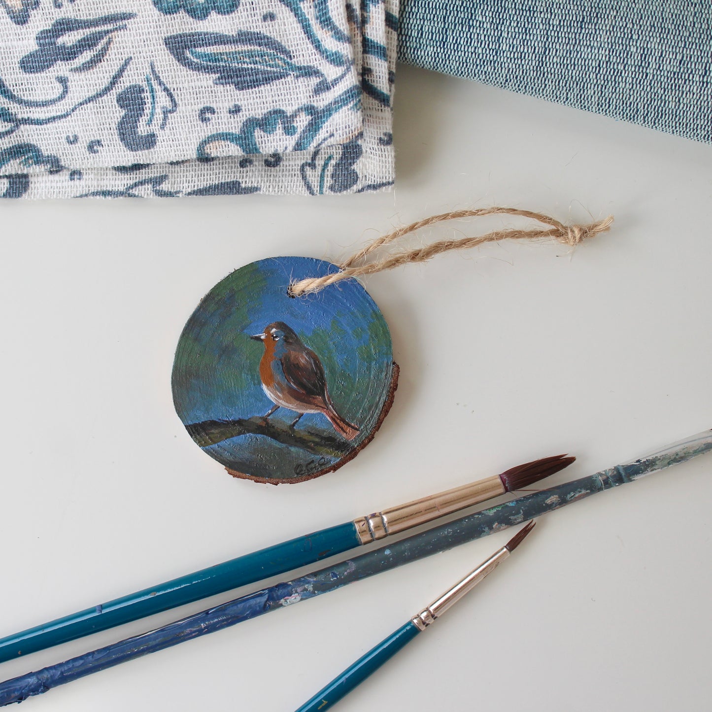 Charming Robin Christmas Ornament - Hand-Painted on Wood Slice.