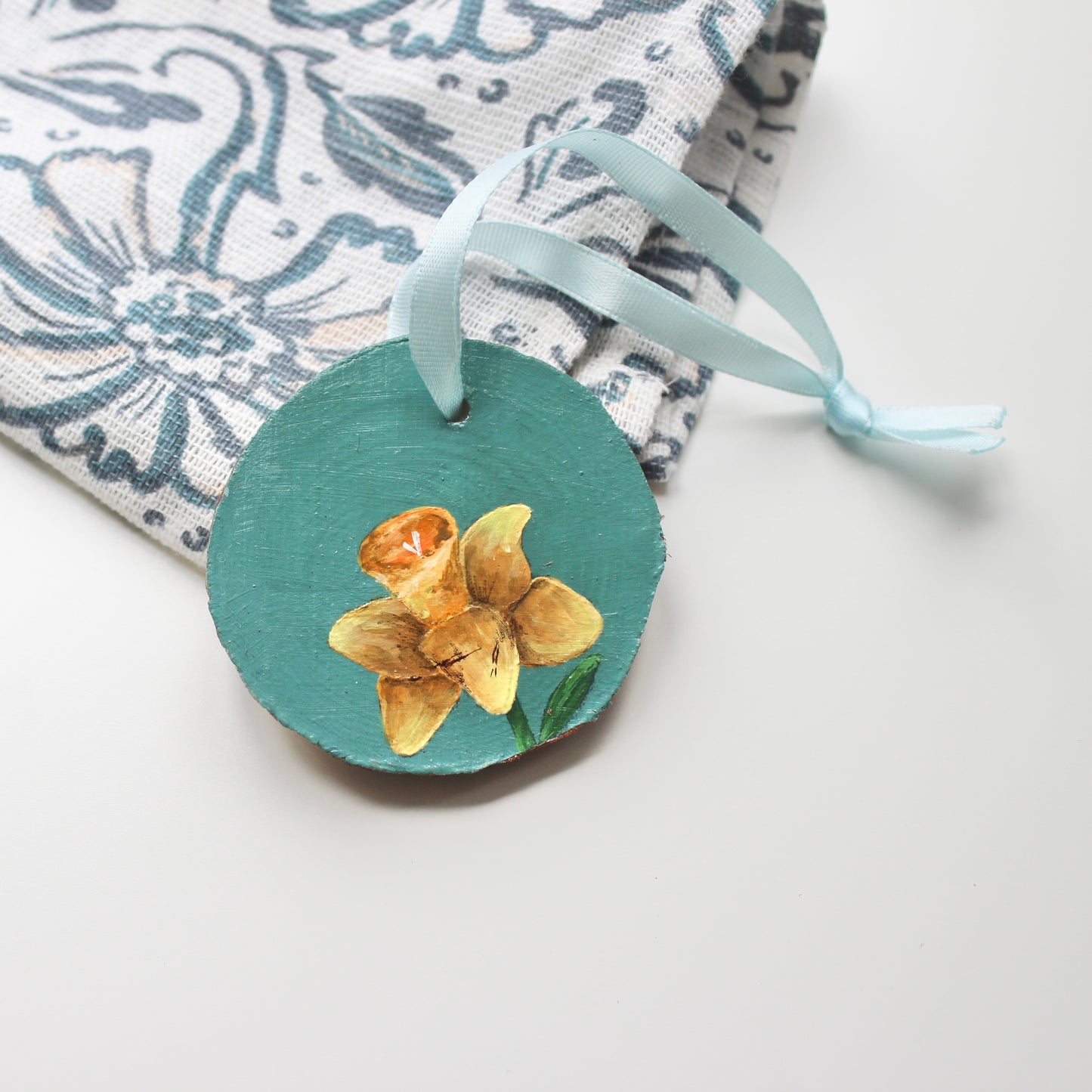 Welsh Daffodil Painting on Wood Slice with Ribbon, Handmade Original Art, Perfect Welsh Gift. Yellow floral woodslice.