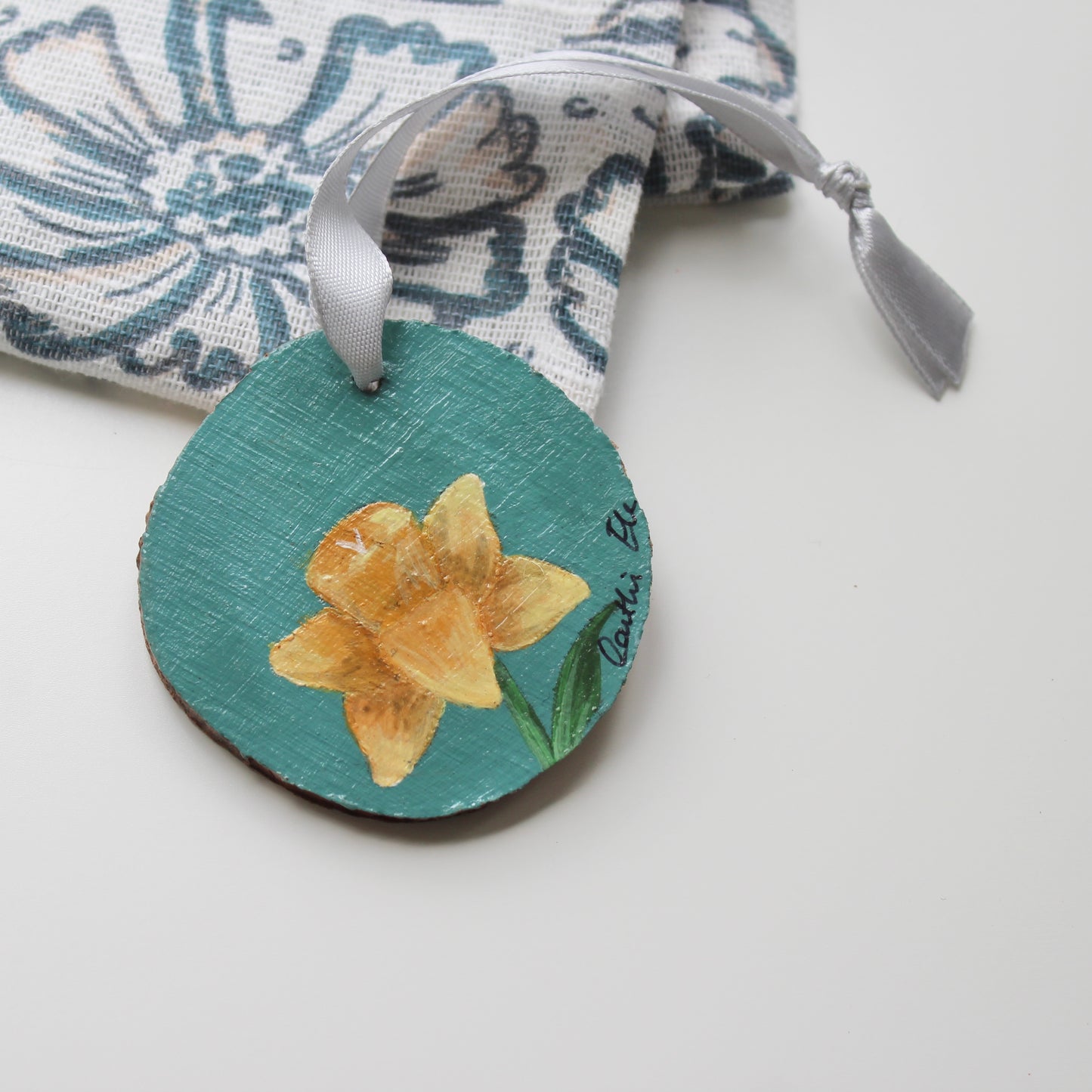 Hand Painted Daffodil Wood Slice with Ribbon. Original Welsh Artwork. Unique gift from Wales. Floral hanging decor, yellow floral woodslice