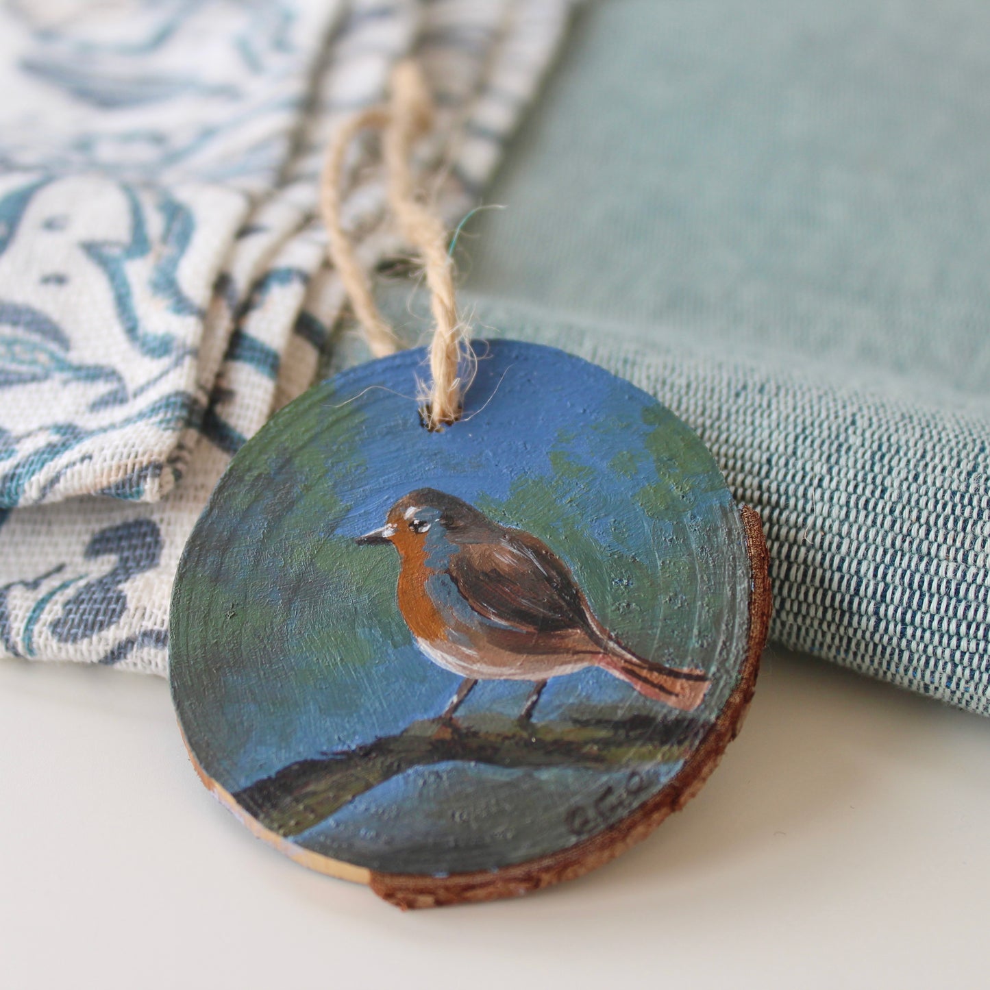 Charming Robin Christmas Ornament - Hand-Painted on Wood Slice.