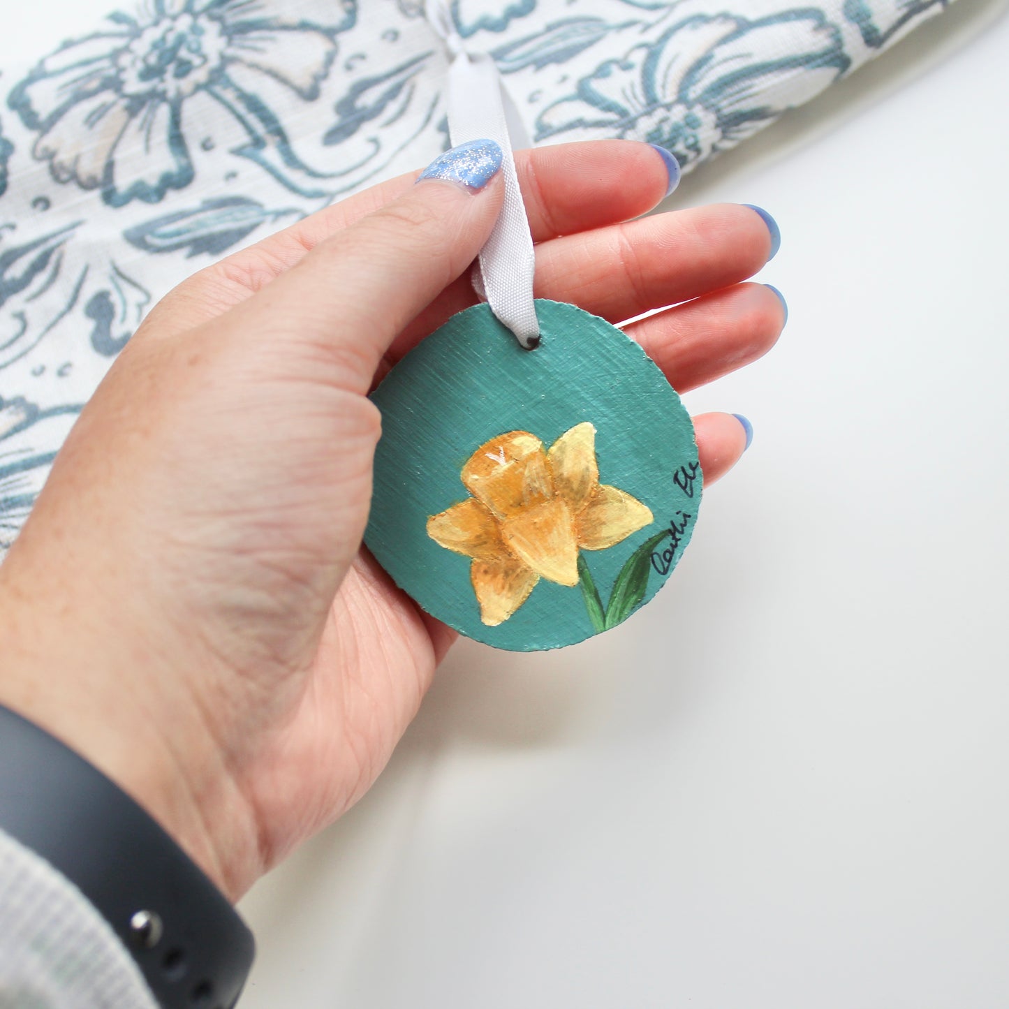 Hand Painted Daffodil Wood Slice with Ribbon. Original Welsh Artwork. Unique gift from Wales. Floral hanging decor, yellow floral woodslice