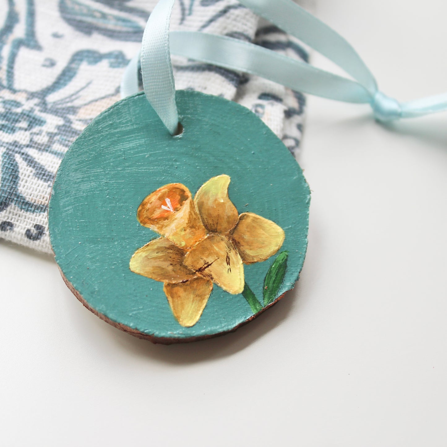 Welsh Daffodil Painting on Wood Slice with Ribbon, Handmade Original Art, Perfect Welsh Gift. Yellow floral woodslice.